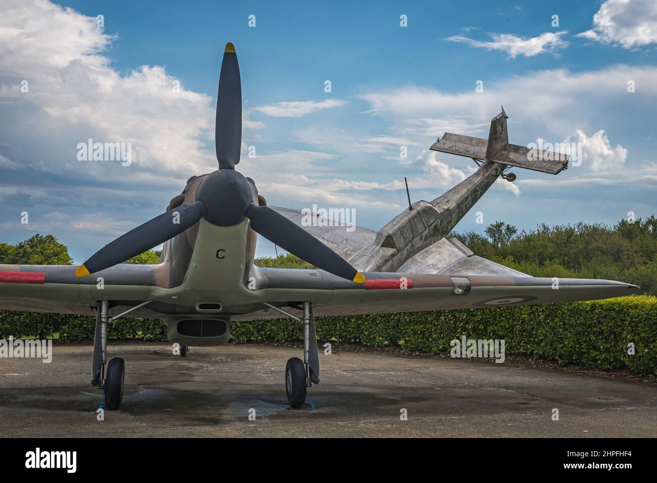 Replica Hawker Hurricane e Junker 87 in mostra al di fuori della Battaglia di Gran Bretagna Memorial a Capel-le-Ferne, Folkestone, Kent, Inghilterra, Regno Unito Foto Stock
