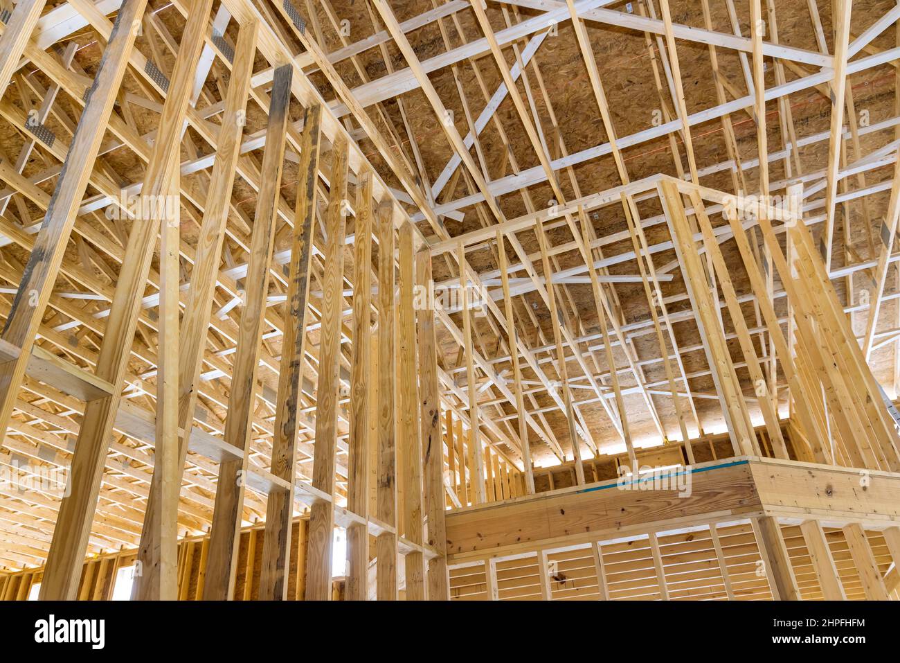 Nuova casa in costruzione legno struttura travi bastone Foto Stock