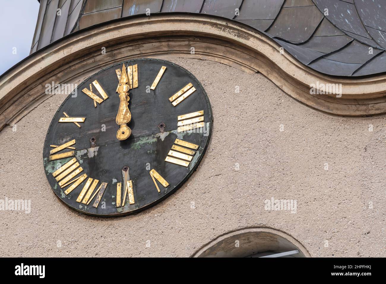 Un vecchio orologio tower mostra l'ora Foto Stock