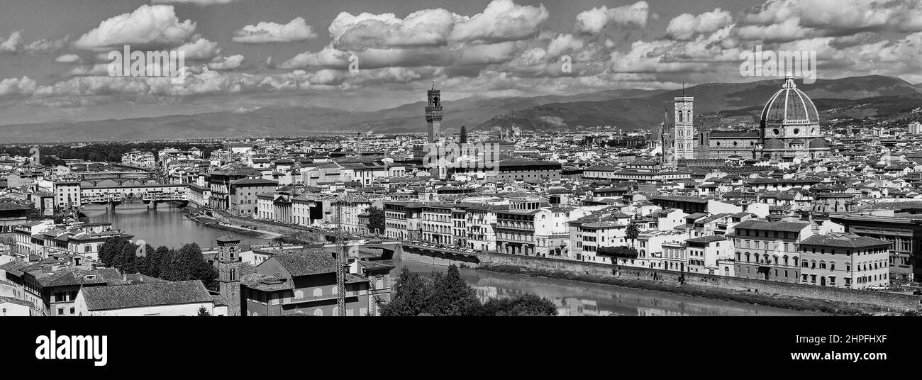Vista panoramica dell'Arno e del Ponte Vecchio e del Duomo di Firenze Foto Stock