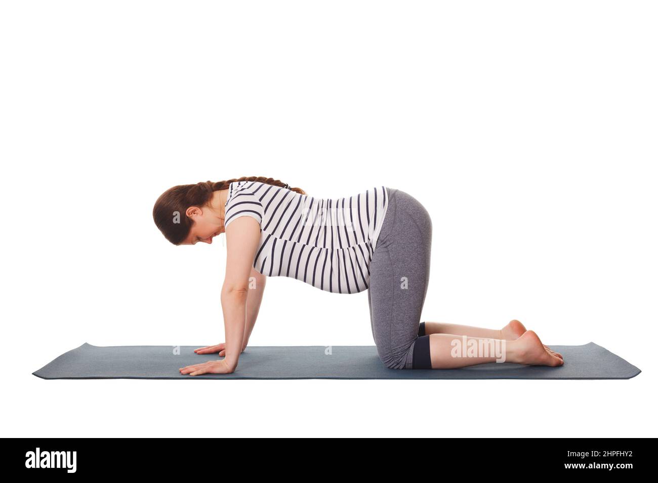 Donna incinta che fa yoga asana mucca posa Bitilasana Foto Stock