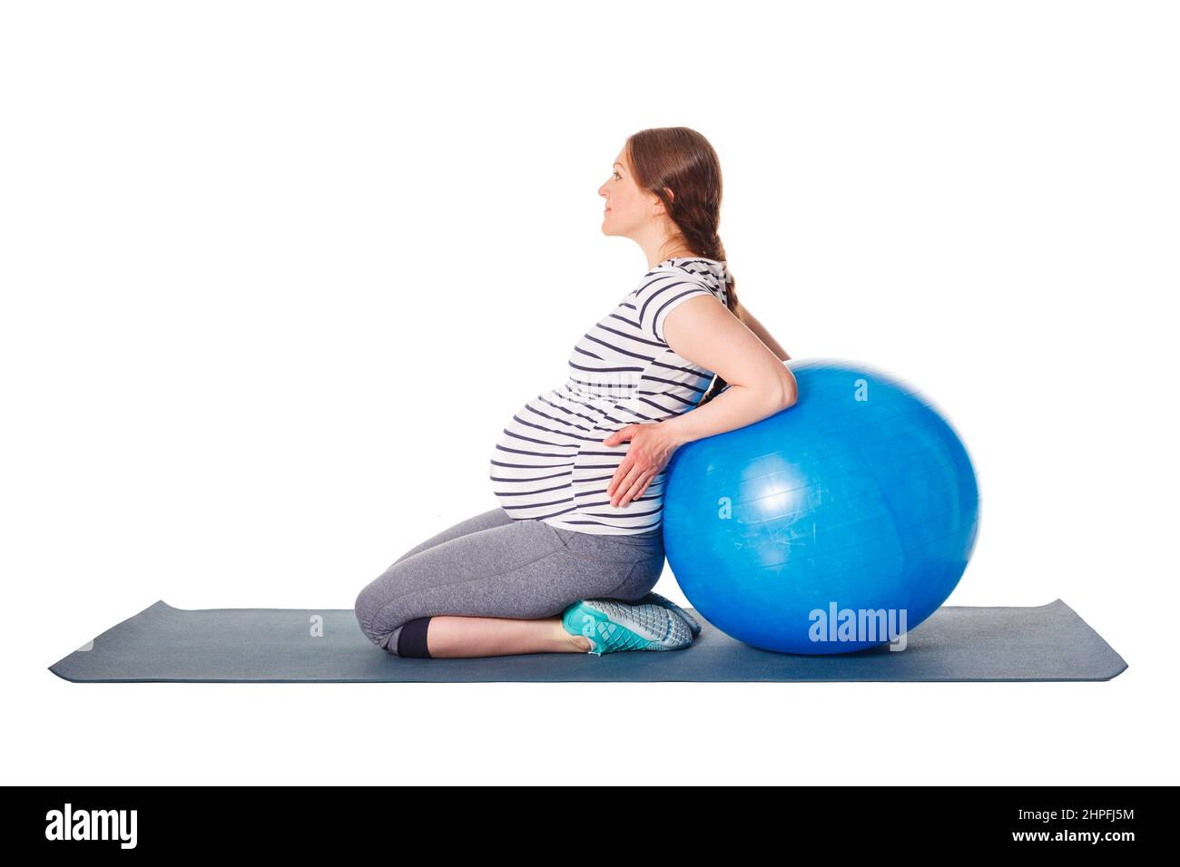 Donna incinta che fa le esercitazioni con la sfera di esercitazione Foto Stock