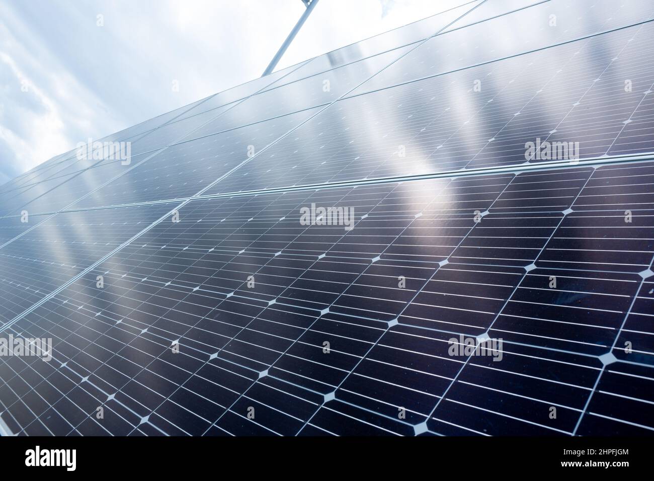 Primo piano di pannelli solari, fonti di energia rinnovabili e pulite. Tecnologia moderna per generare elettricità. Ecologico. Potenza elettrica. Foto Stock