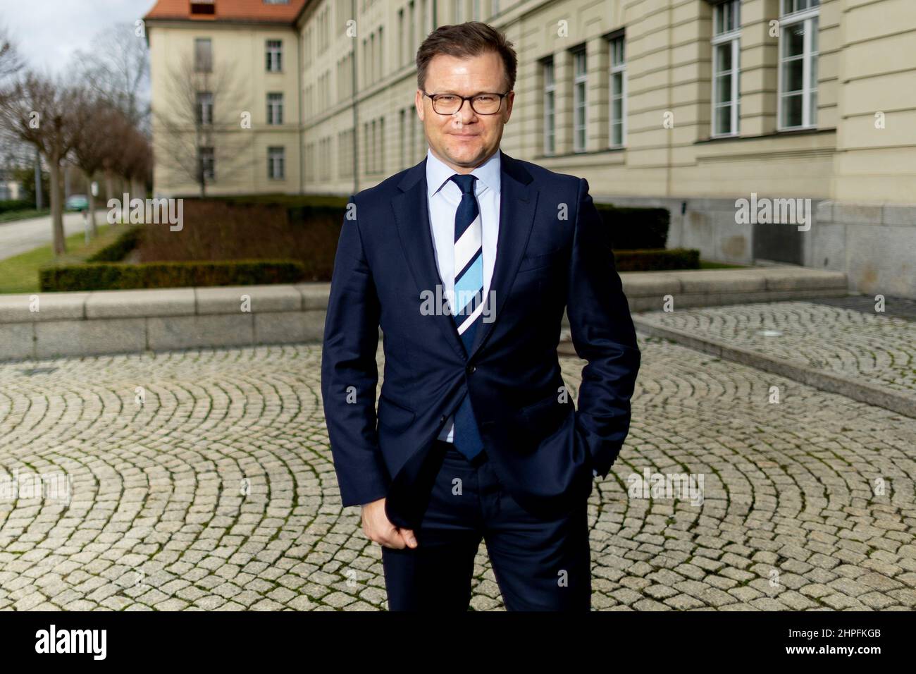 Potsdam, Germania. 21st Feb 2022. Carsten Schneider (SPD), ministro del Cancelliere e commissario del governo federale per la Germania orientale, si trova di fronte alla Cancelleria di Stato di Brandeburgo a margine di un incontro con Woidke, il ministro del Brandeburgo. Credit: Carsten Koall/dpa/Alamy Live News Foto Stock