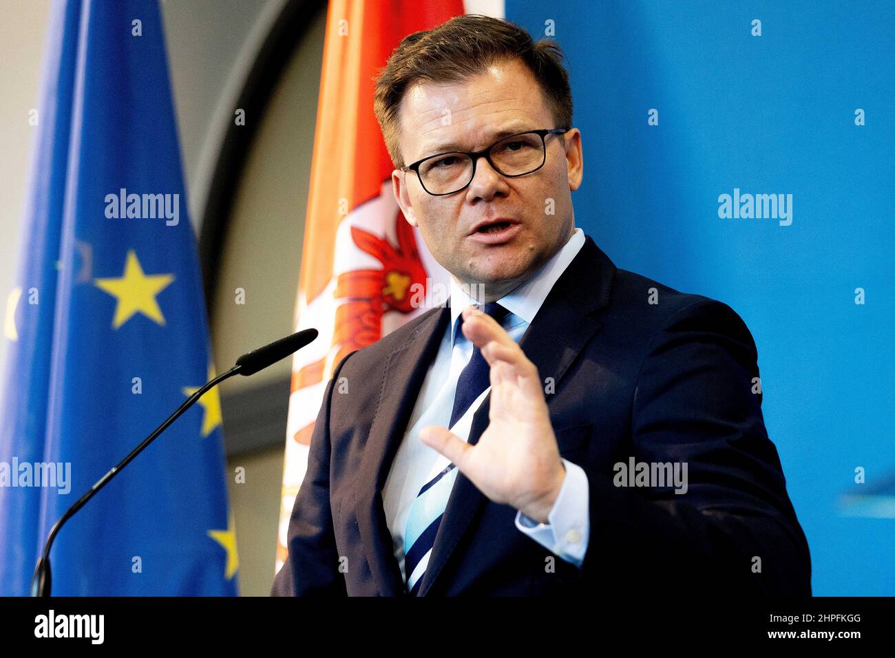 Potsdam, Germania. 21st Feb 2022. Carsten Schneider (SPD), ministro del Cancelliere e commissario federale del governo per la Germania orientale, interviene in una conferenza stampa congiunta dopo un incontro con Woidke, ministro del Brandeburgo. Credit: Carsten Koall/dpa/Alamy Live News Foto Stock