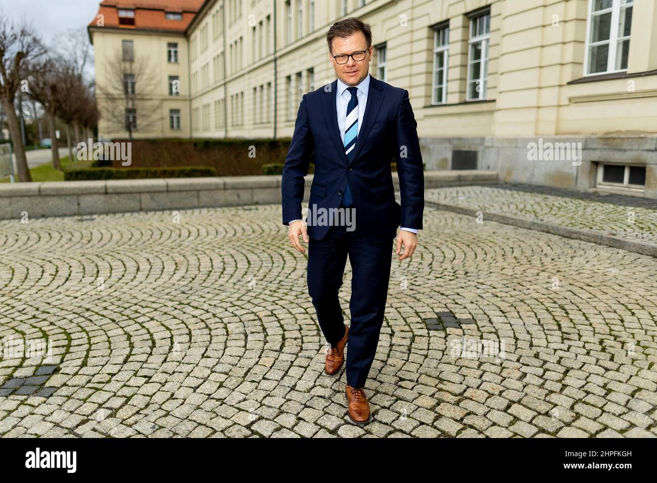 Potsdam, Germania. 21st Feb 2022. Carsten Schneider (SPD), ministro del Cancelliere e commissario del governo federale per la Germania orientale, si trova di fronte alla Cancelleria di Stato di Brandeburgo a margine di un incontro con Woidke, il ministro del Brandeburgo. Credit: Carsten Koall/dpa/Alamy Live News Foto Stock