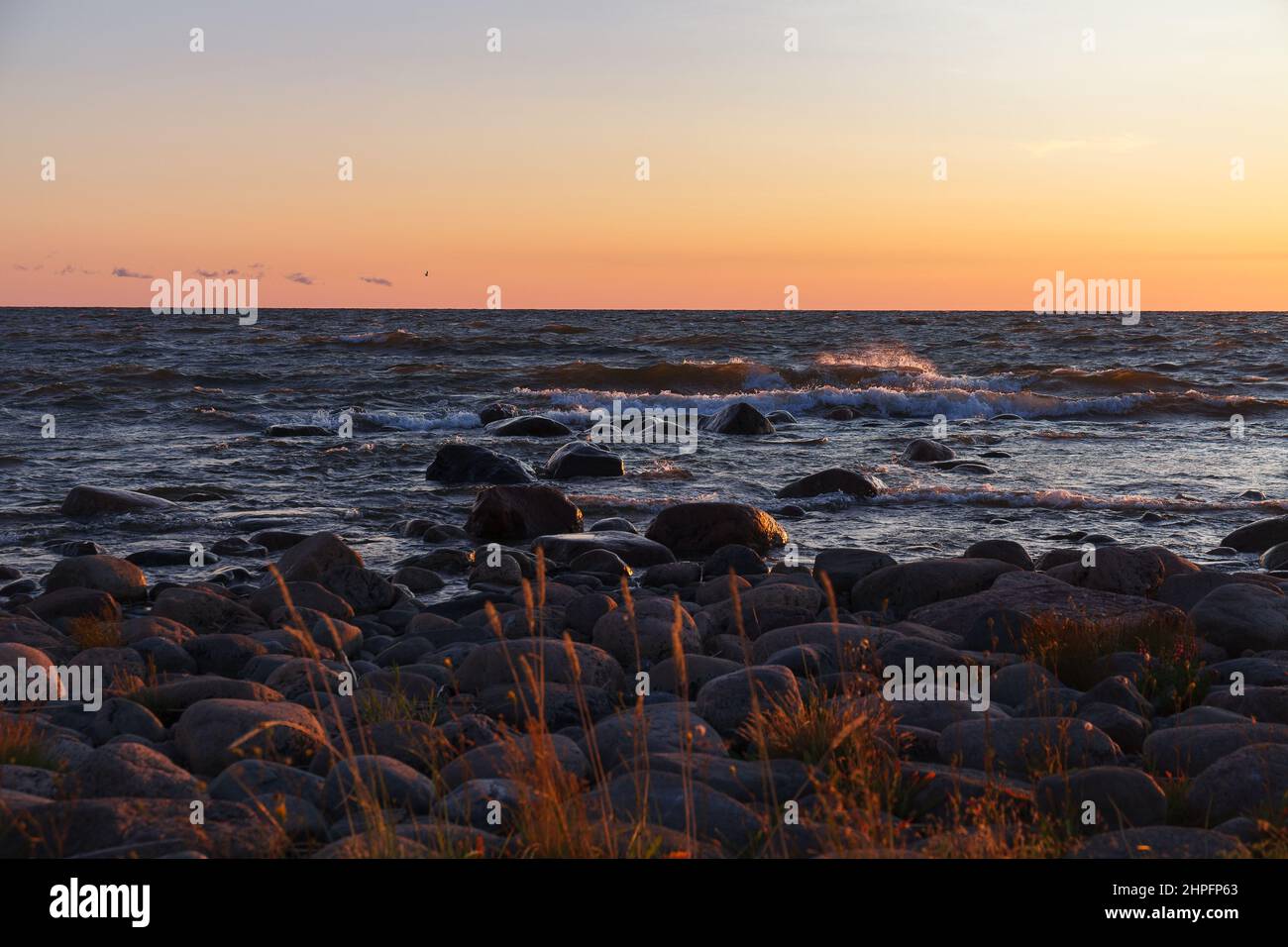 Tramonto sul Mar Baltico. Riva rocciosa di Purekkari neem, la posizione più settentrionale della terraferma estone Foto Stock