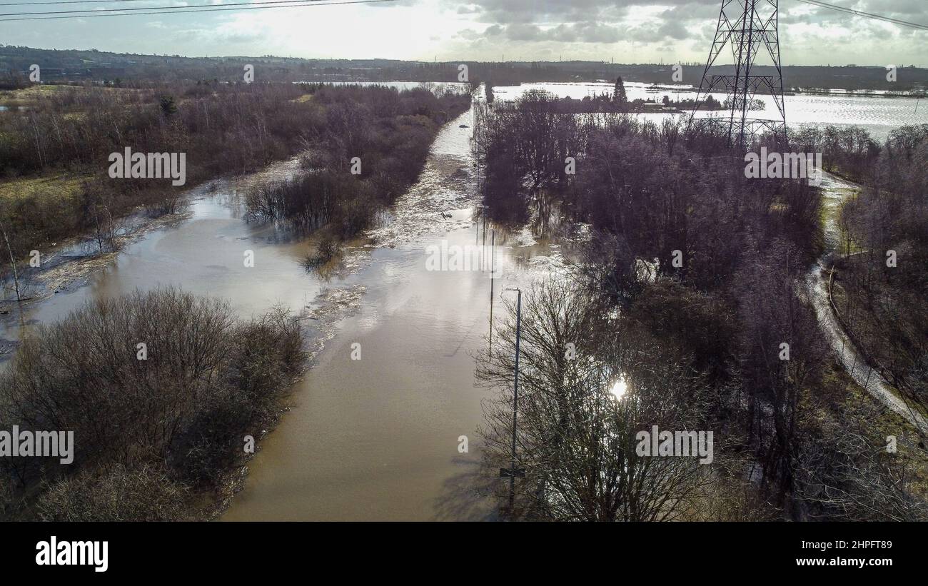 Allerton Bywater, Regno Unito. 21st Feb 2022. Un'immagine aerea di Barnsdale Road, Castleford dopo Storm Franklin ha fatto scoppiare il fiume Aire le sue banche nel fine settimana ad Allerton Bywater, Regno Unito il 2/21/2022. (Foto di James Heaton/News Images/Sipa USA) Credit: Sipa USA/Alamy Live News Foto Stock