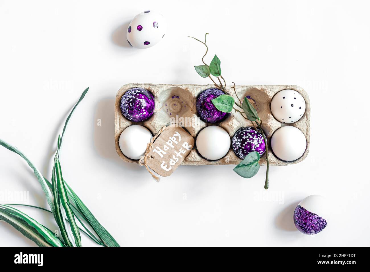 Sfondo pasquale con vassoio decorativo uova isolato su bianco, piatto. Foto Stock