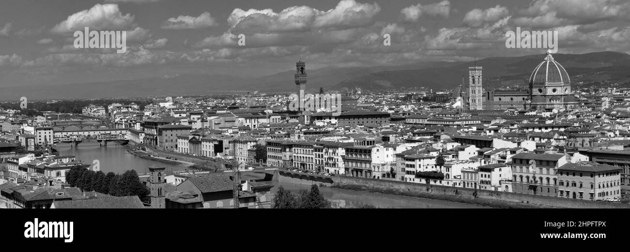 Vista panoramica dell'Arno e del Ponte Vecchio e del Duomo di Firenze Foto Stock