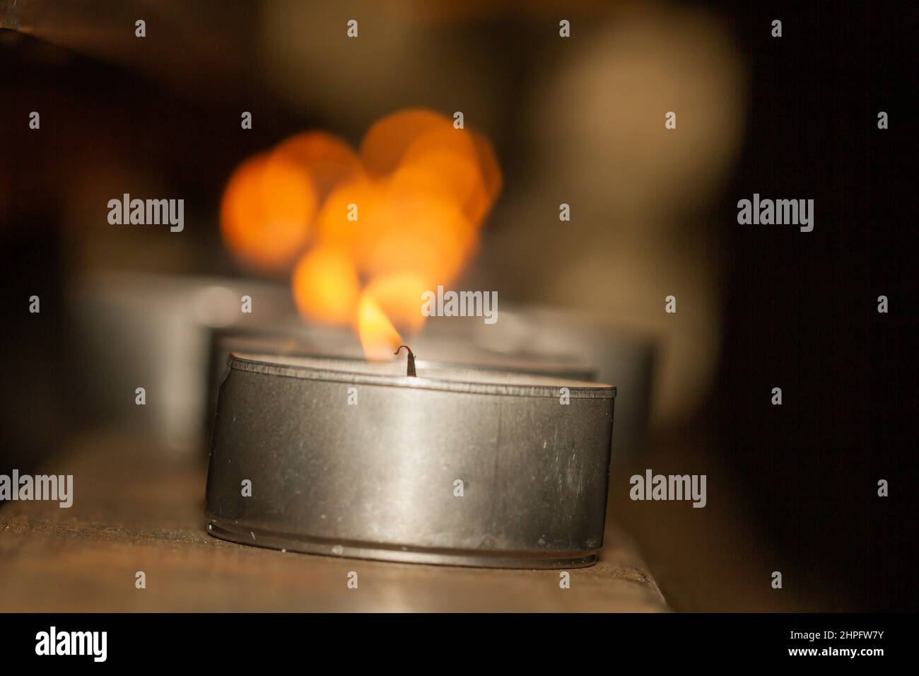 Candela accesa sul legno durante la settimana Santa a Siviglia Foto Stock