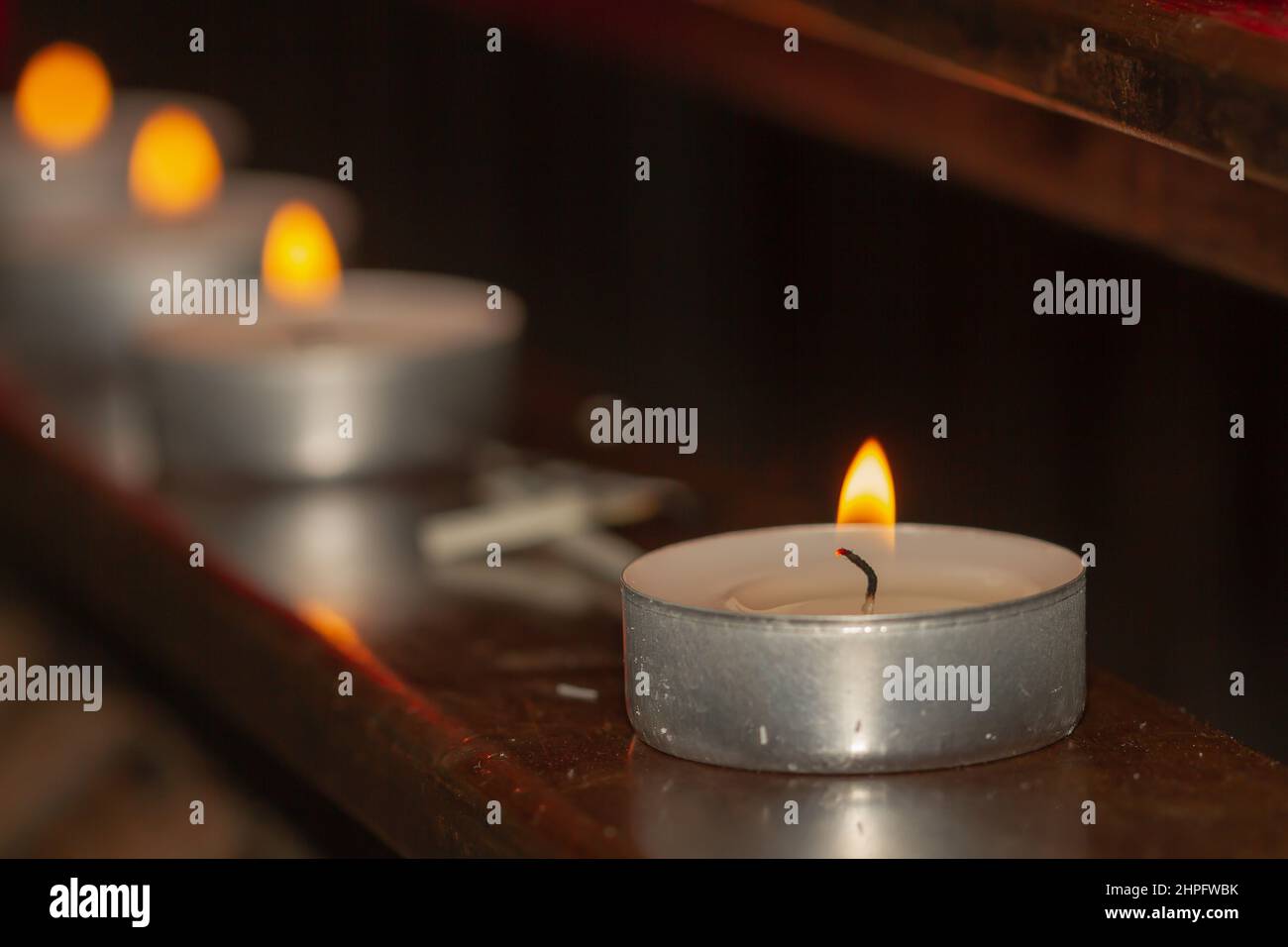 Candela accesa sul legno durante la settimana Santa a Siviglia Foto Stock