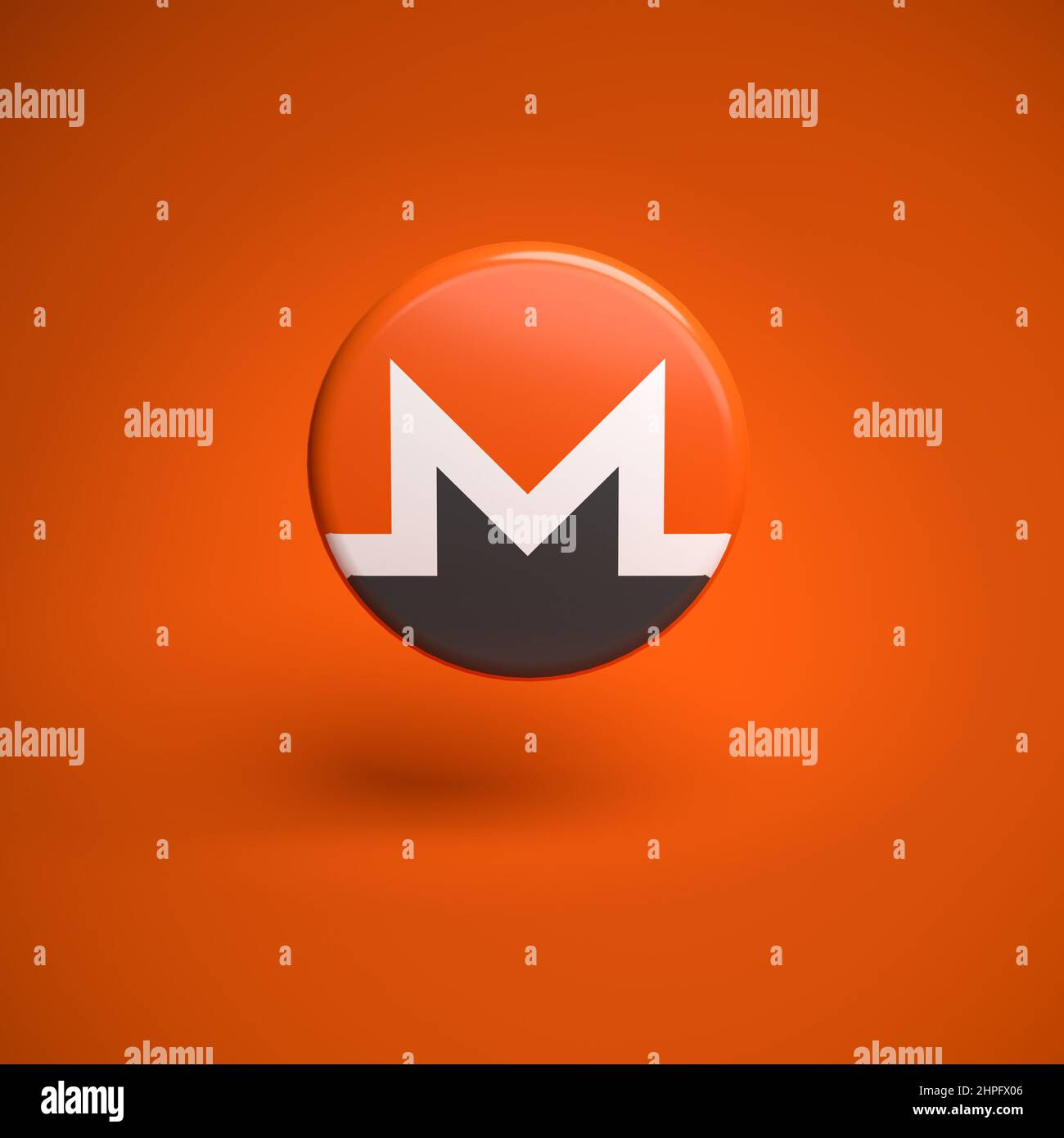 Logo della criptovaluta Monero (XMR) che si sovrappone a uno sfondo arancione senza cuciture. Foto Stock