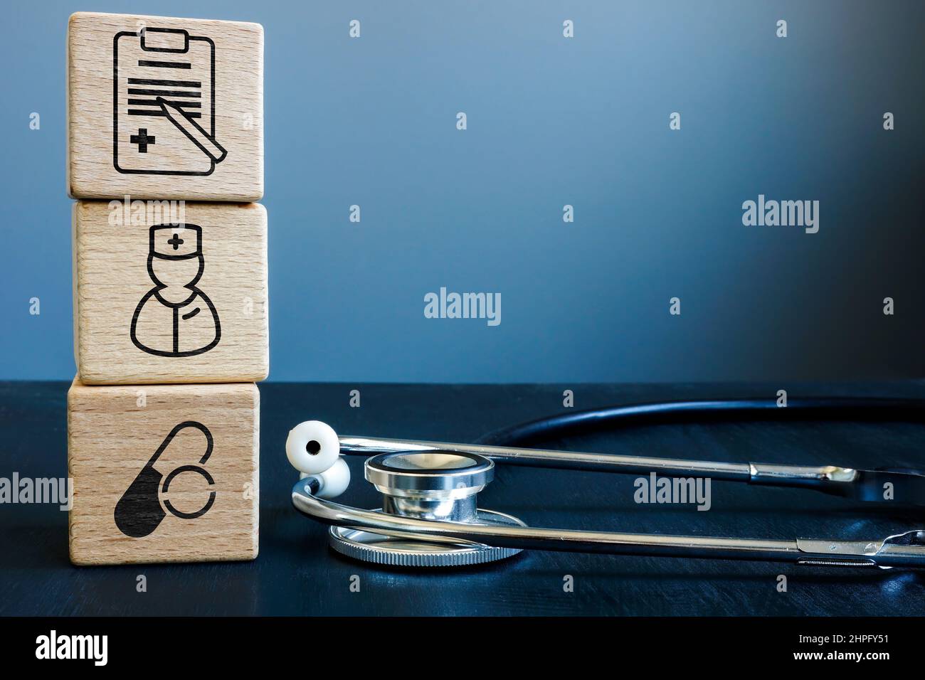 Assicurazione sanitaria o concetto di medicare. Stetoscopio e cubi. Foto Stock