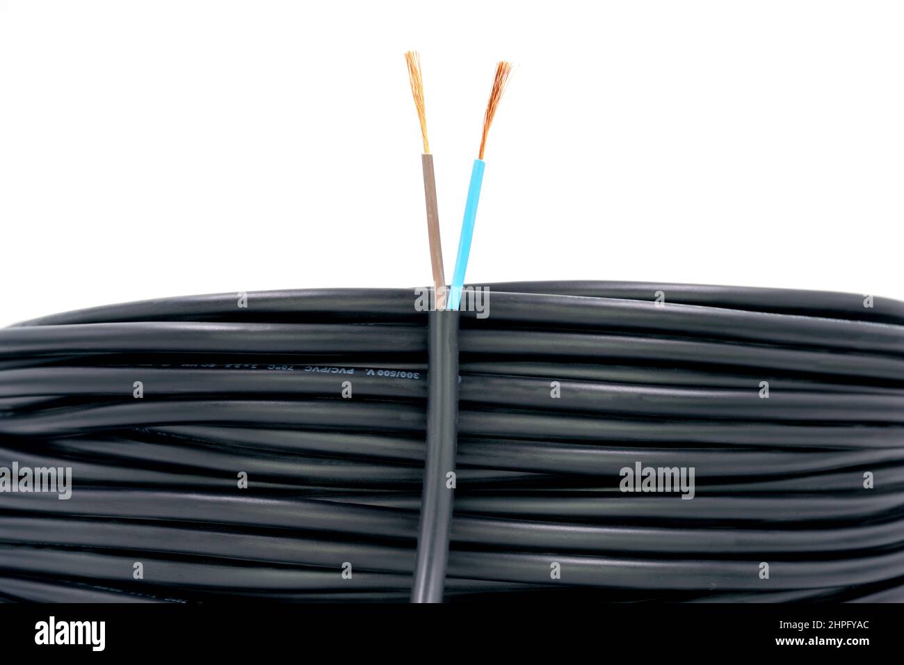 Cavo elettrico isolato in PVC a 2 conduttori adatto per il cablaggio in macchine e per la realizzazione di prolunghe. Foto Stock