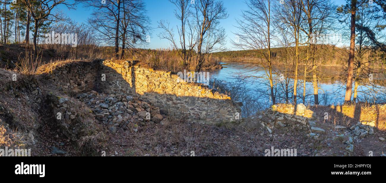 Rovine del castello di Velesin, repubblica Ceca - resti di un antico castello gotico dal 13th secolo su un promontorio boscoso sopra l'odierna Rimov Water res Foto Stock