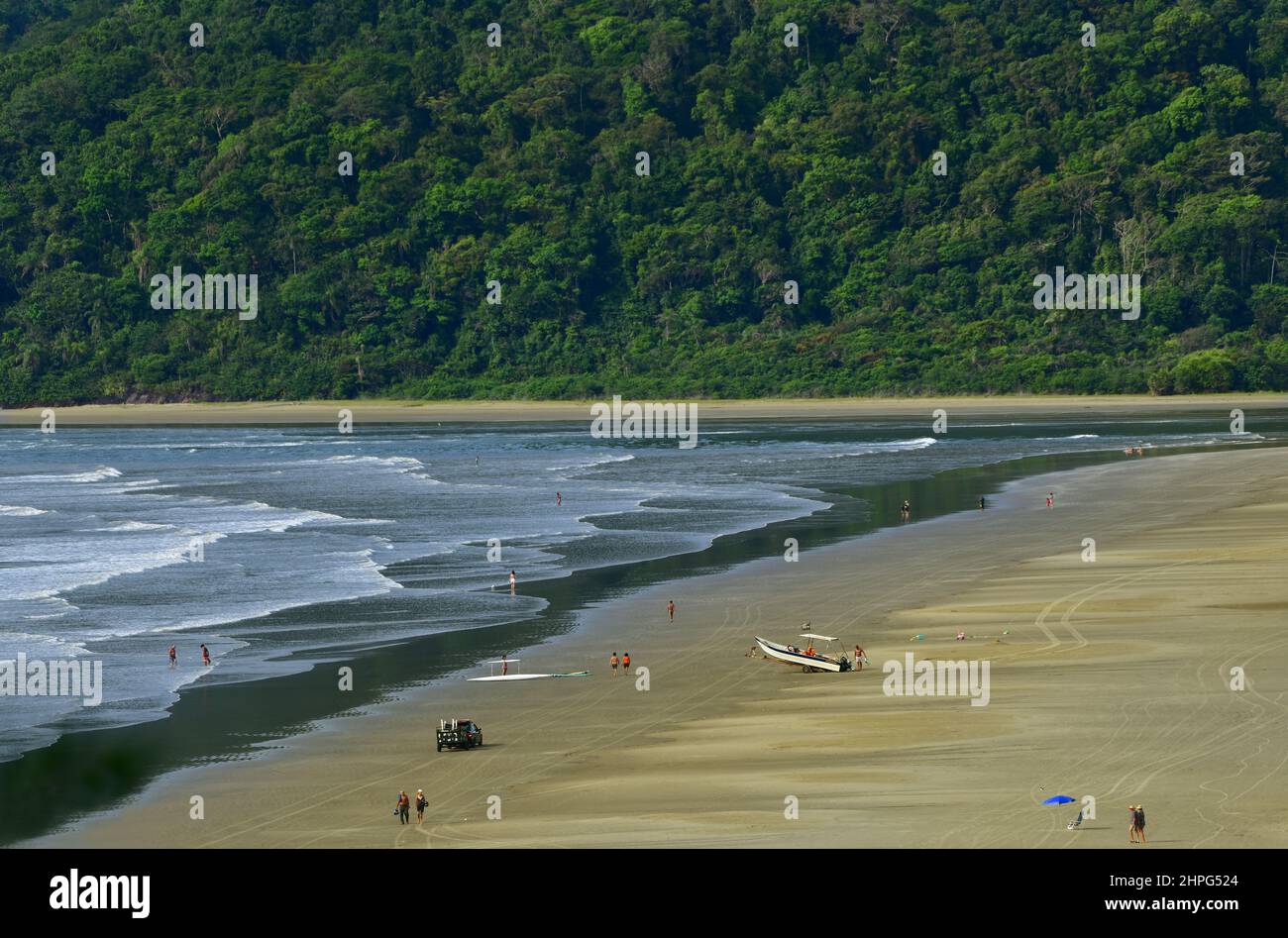 Spiaggia di Guarau circondata da vegetazione autoctona della Mata Atlantica. Peruibe, Brasile Foto Stock