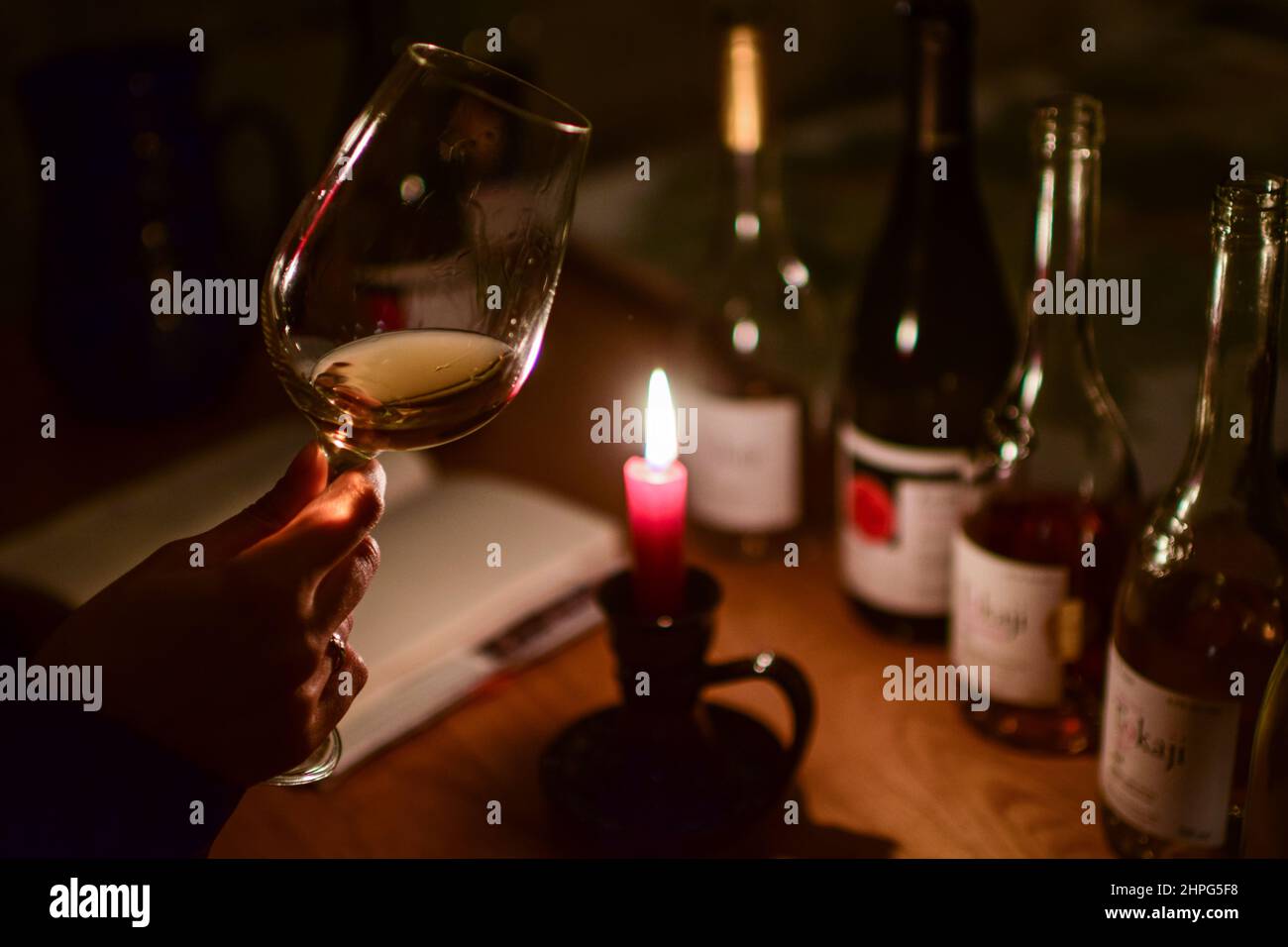 Primo piano di una donna che prova il vino all'interno di una cantina a Tokaj. Tokaj è una città storica della contea di Borsod-Abaúj-Zemplén, nel nord dell'Ungheria. È così Foto Stock