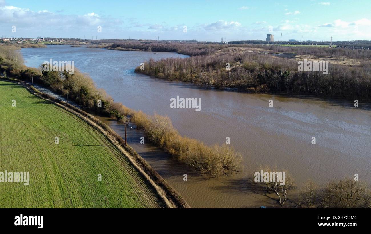 Le inondazioni su Newton Lane a Leeds si affacciano sulla centrale elettrica di Ferrybridge dopo che Storm Franklin ha causato il fiume Aire a scoppiare le sue banche nel fine settimana Foto Stock