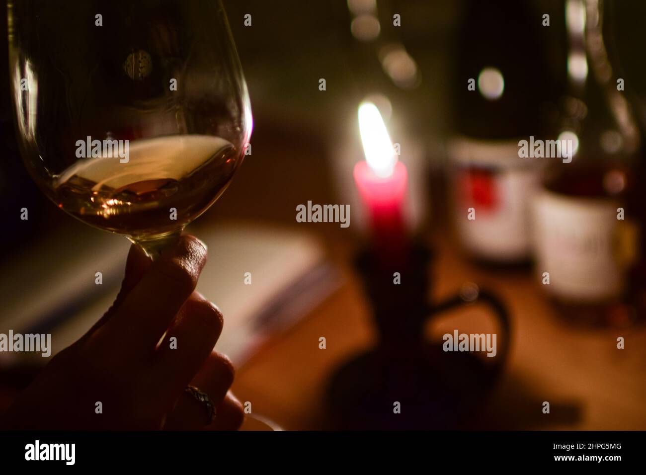 Primo piano di una donna che prova il vino all'interno di una cantina a Tokaj. Tokaj è una città storica della contea di Borsod-Abaúj-Zemplén, nel nord dell'Ungheria. È così Foto Stock