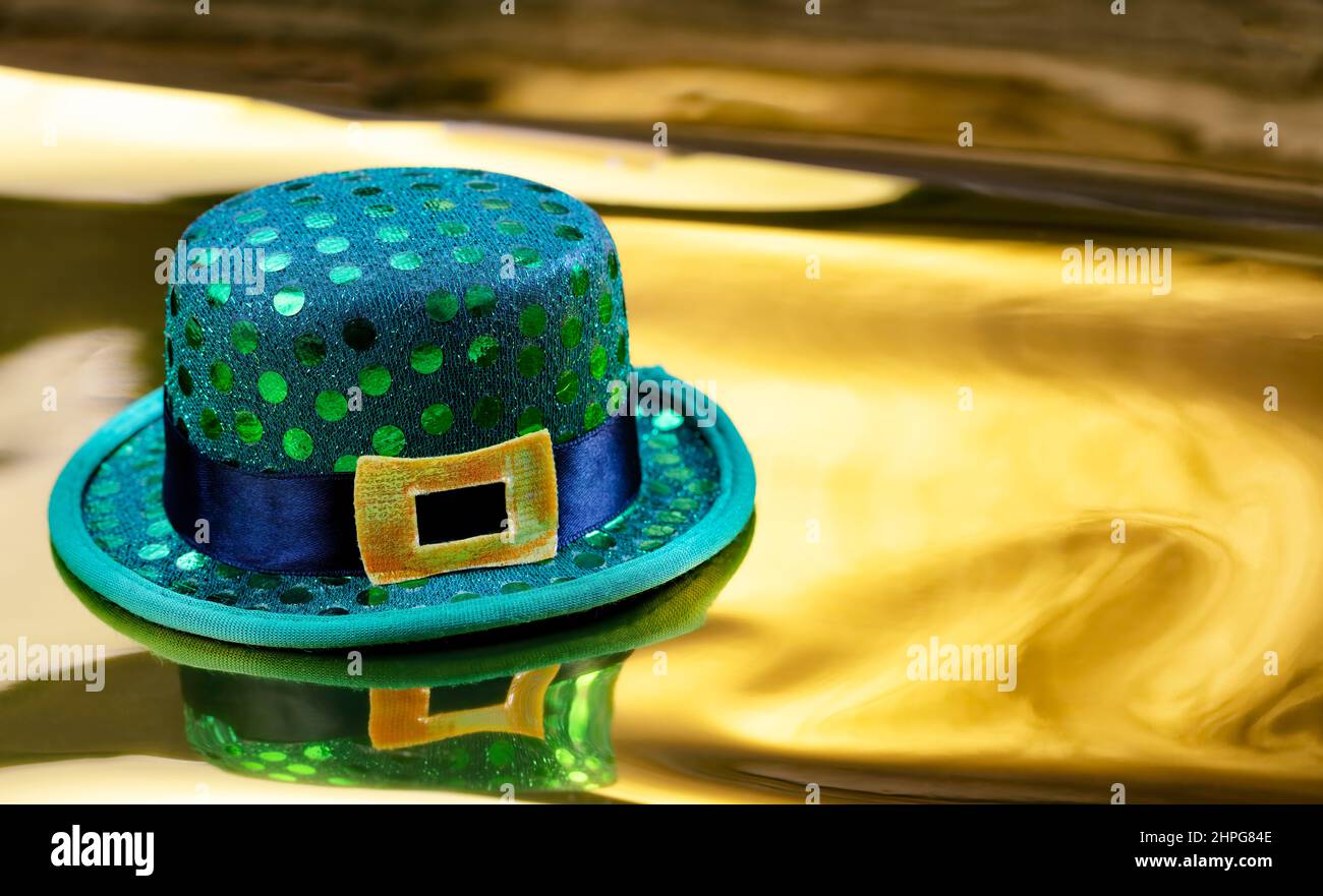 Cappello verde fortunato per San Patrizio su sfondo dorato Foto Stock