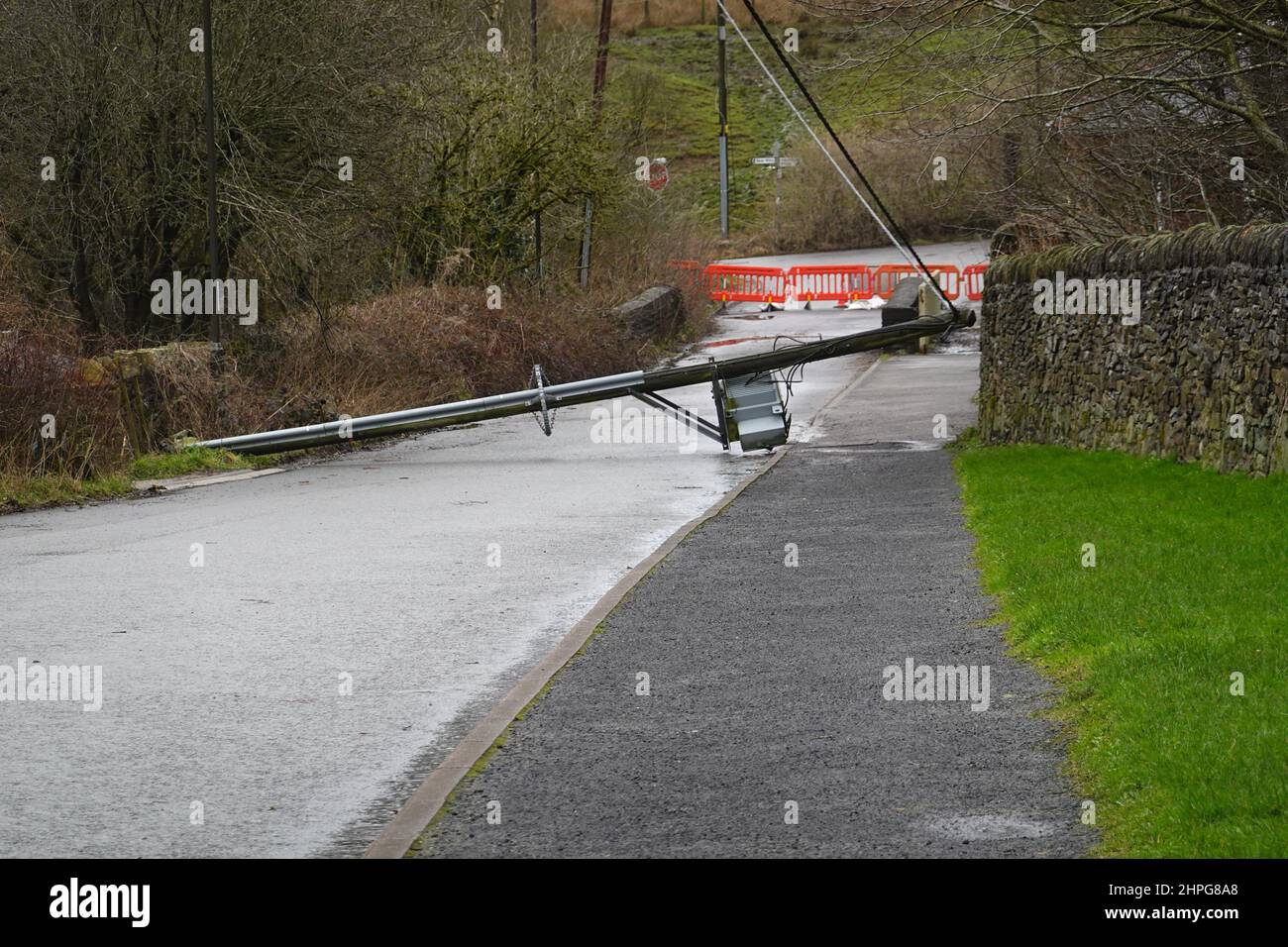 Storm Franklin ha abbattito i cavi elettrici a New Mills, nel Derbyshire. Foto Stock