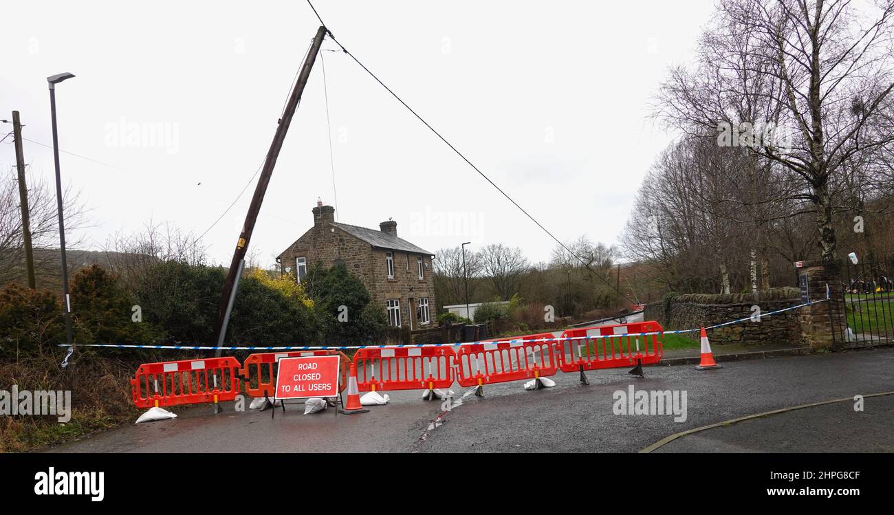 Storm Franklin ha abbattito i cavi elettrici a New Mills, nel Derbyshire. Foto Stock