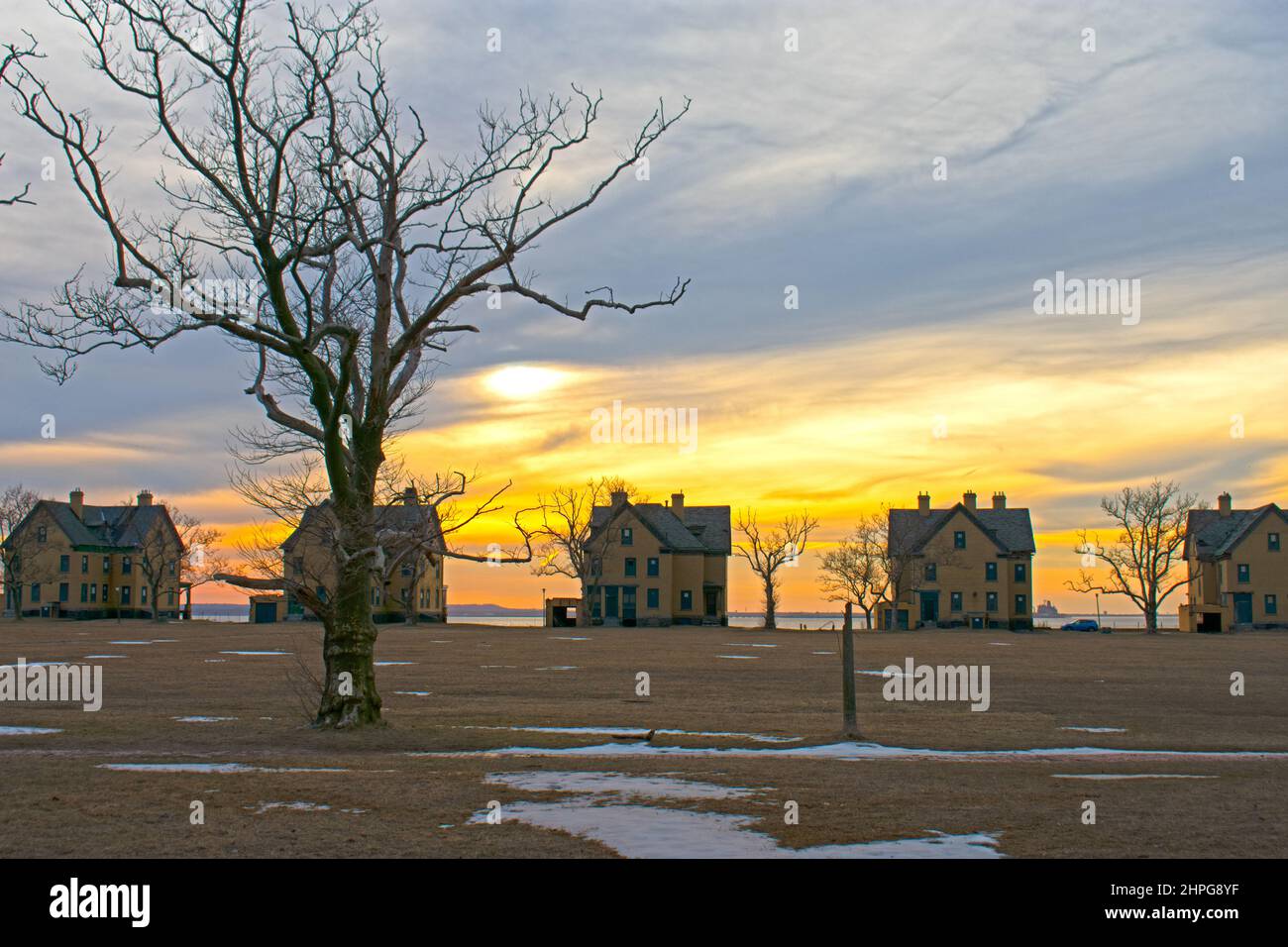 Silhouette dei quartieri fila degli ufficiali che costeggiano la riva di Sandy Hook Bay, vista dal campo dietro le case -48 Foto Stock