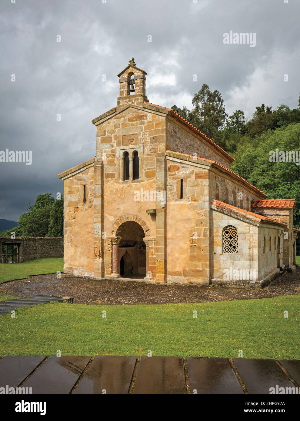 La Iglesia de San Salvador de Valdediós (la chiesa del Santissimo Salvatore di Valdediós) vicino a Villaviciosa, Asturias, Spagna. Il pre-romanica chiesa era f Foto Stock