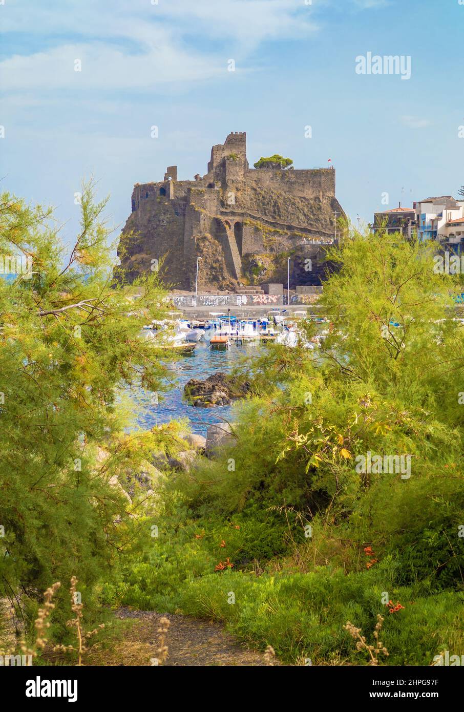 ACI Trezza (Italia) - veduta del villaggio turistico di pescatori, nel comune di Aci Castello, città metropolitana di Catania, isola e regione della Sicilia. Foto Stock