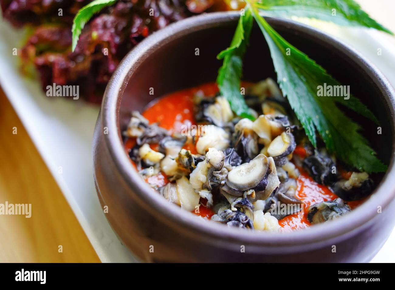 I coreani spesso avvolgono carne o riso con verdure fresche. A questo punto, avvolgerlo con pasta di soia per aggiungere la spezia o la salatura. Foto Stock