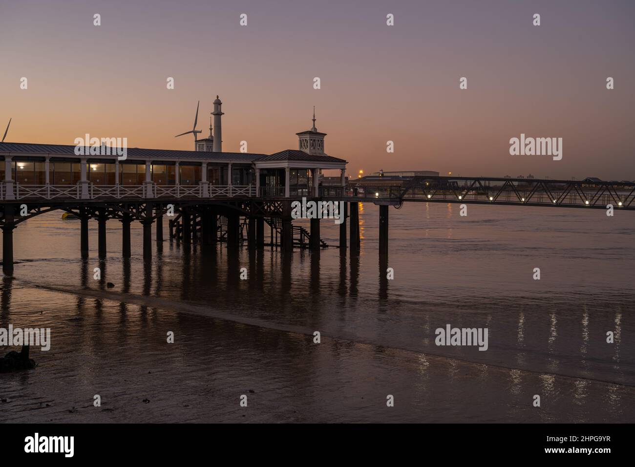 Il molo della città sul Tamigi a Gravesend Kent al tramonto Foto Stock