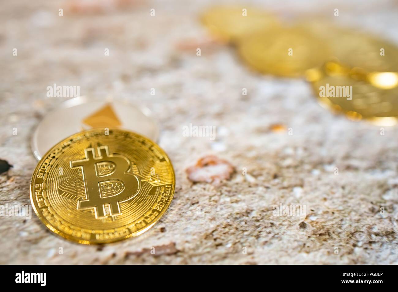 Primo piano una moneta d'oro e una moneta d'argento con il simbolo del bitcoin e il simbolo dell'etereo. Moneta di criptovaluta, moneta digitale, BTC, ETH. Foto Stock