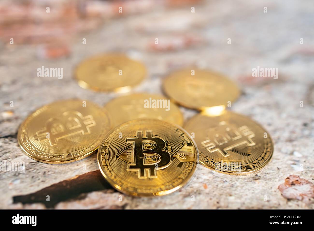 Primo piano una moneta d'oro e una moneta d'argento con il simbolo del bitcoin e il simbolo dell'etereo. Moneta di criptovaluta, moneta digitale, BTC, ETH. Foto Stock