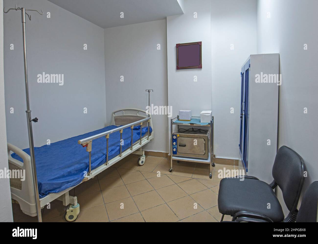 Design interno di una sala privata del reparto in un centro medico privato ospedaliero di base con letto di visita Foto Stock