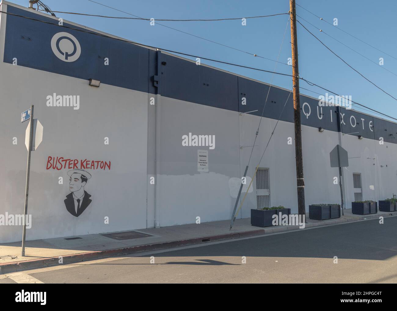 Los Angeles, CA, USA - 18 febbraio 2022: Esterno della fornitura di produzione cinematografica di Quixote con un murale commemorativo di Buster Keaton. Foto Stock