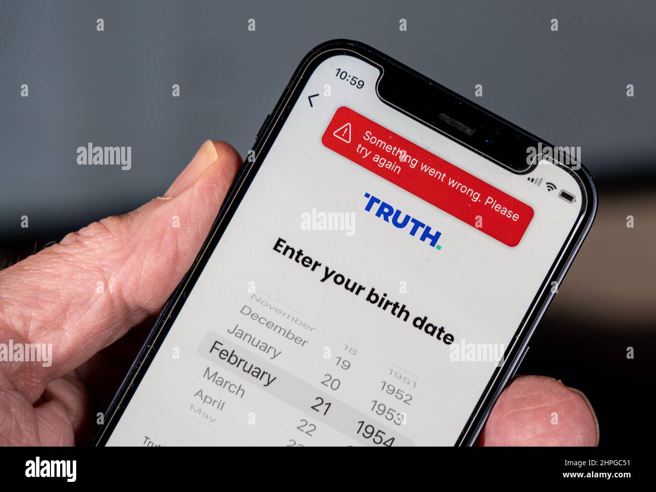 Morgantown, WV - 21 febbraio 2022: Problemi tecnici nella creazione di un conto sul nuovo social media App Truth dal presidente Trump Foto Stock
