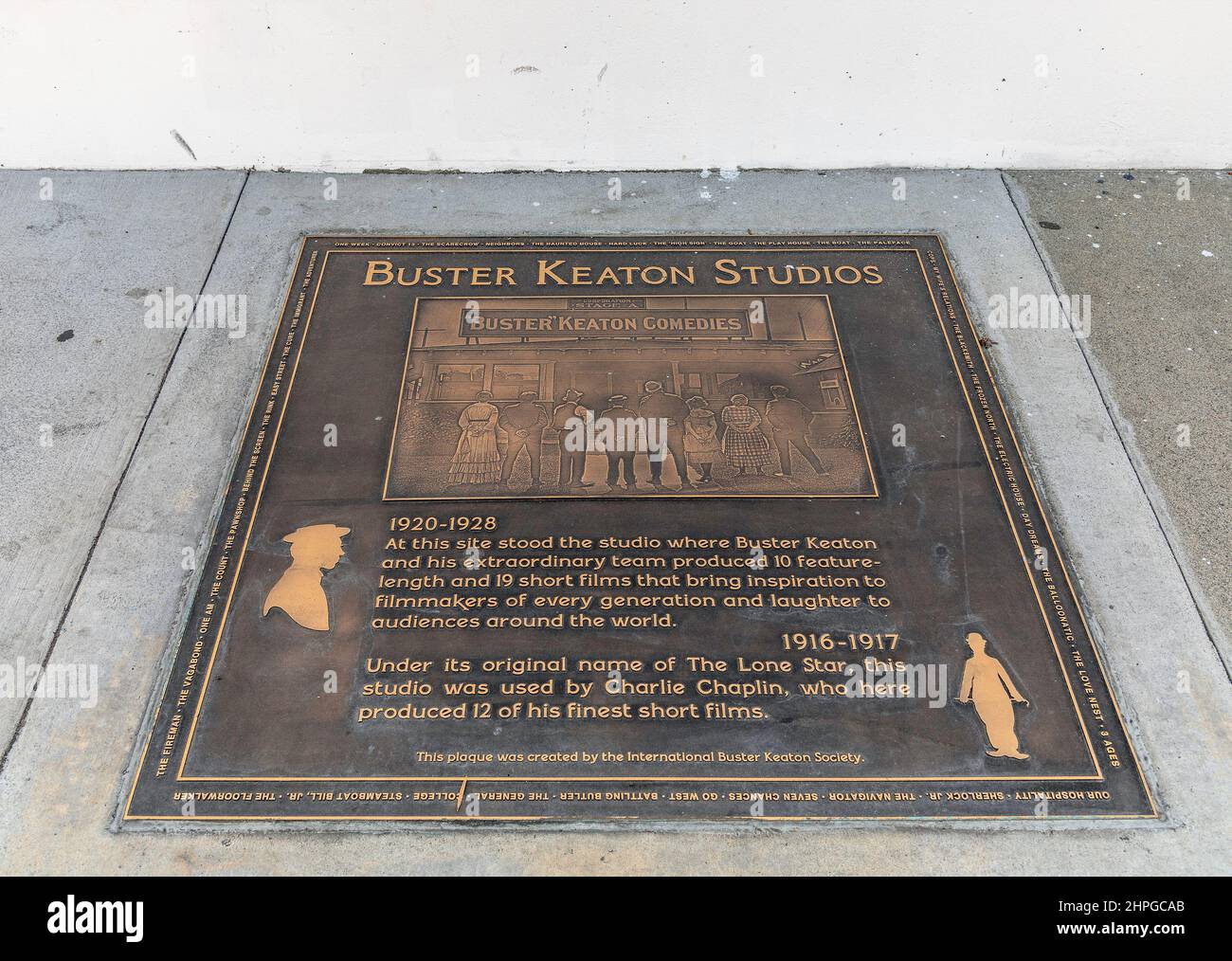 Los Angeles, CA, USA - 18 febbraio 2022: Una targa commemorativa si trova sul sito dei Buster Keaton Studios a Los Angeles, CA. Foto Stock