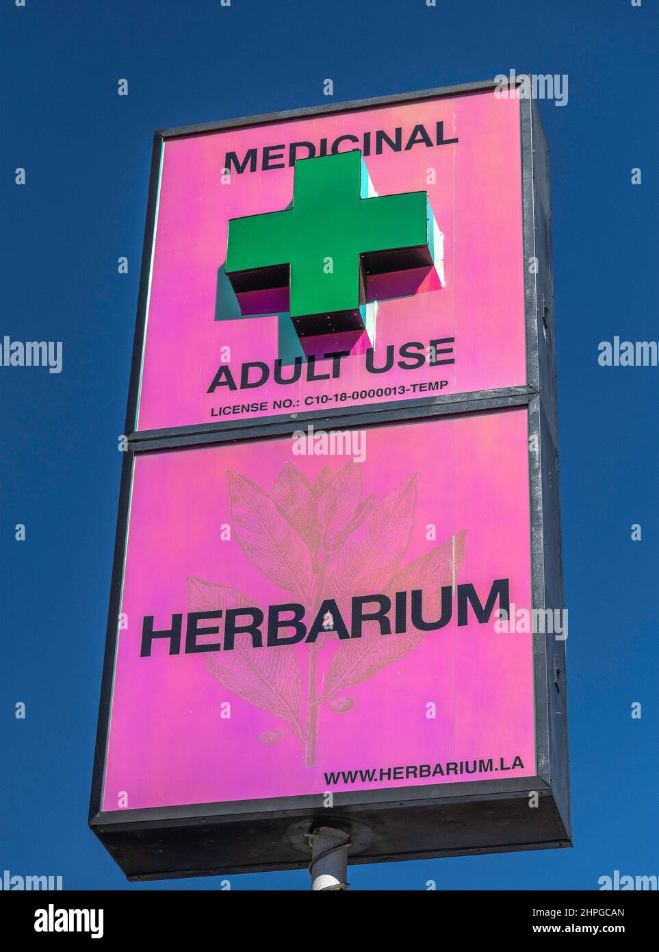 Los Angeles, CA, Stati Uniti d'America - 18 febbraio 2022: Cartello con la scritta "Herbarium Weed Dispensary" su la Brea Avenue a Los Angeles, CA. Foto Stock