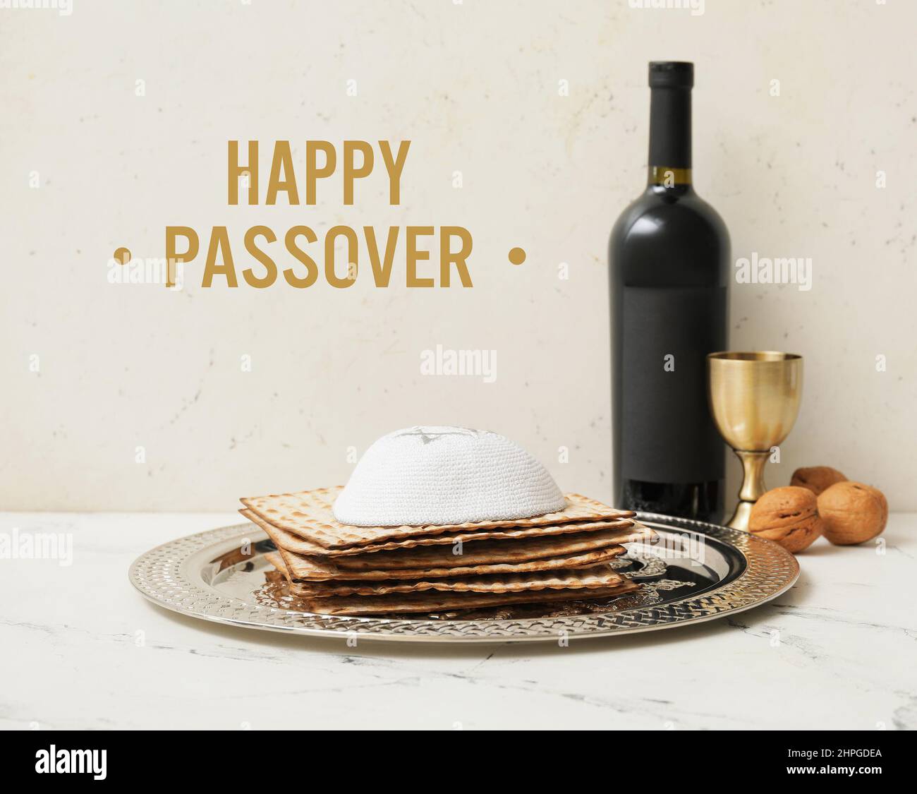 Bellissimo biglietto d'auguri per una felice Pasqua con piatto di seder, cappello ebraico e mattone Foto Stock