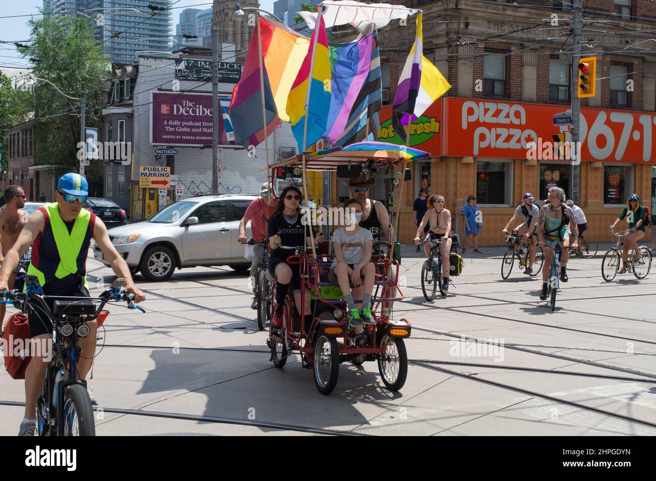 Bandiere gay, in pelle, bisessuali e non binarie che sventolano guidate a galleggiare attraverso Church Street. Sfilata gay Pride a Toronto, Ontario, Canada. Foto Stock