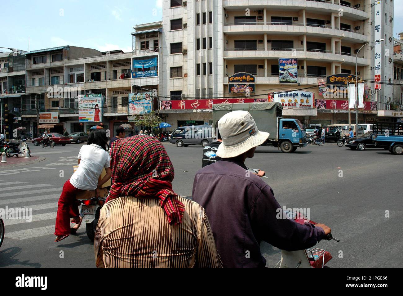 Traffico a Phnom Penh, regno di Cambogia, Sud-est asiatico Foto Stock