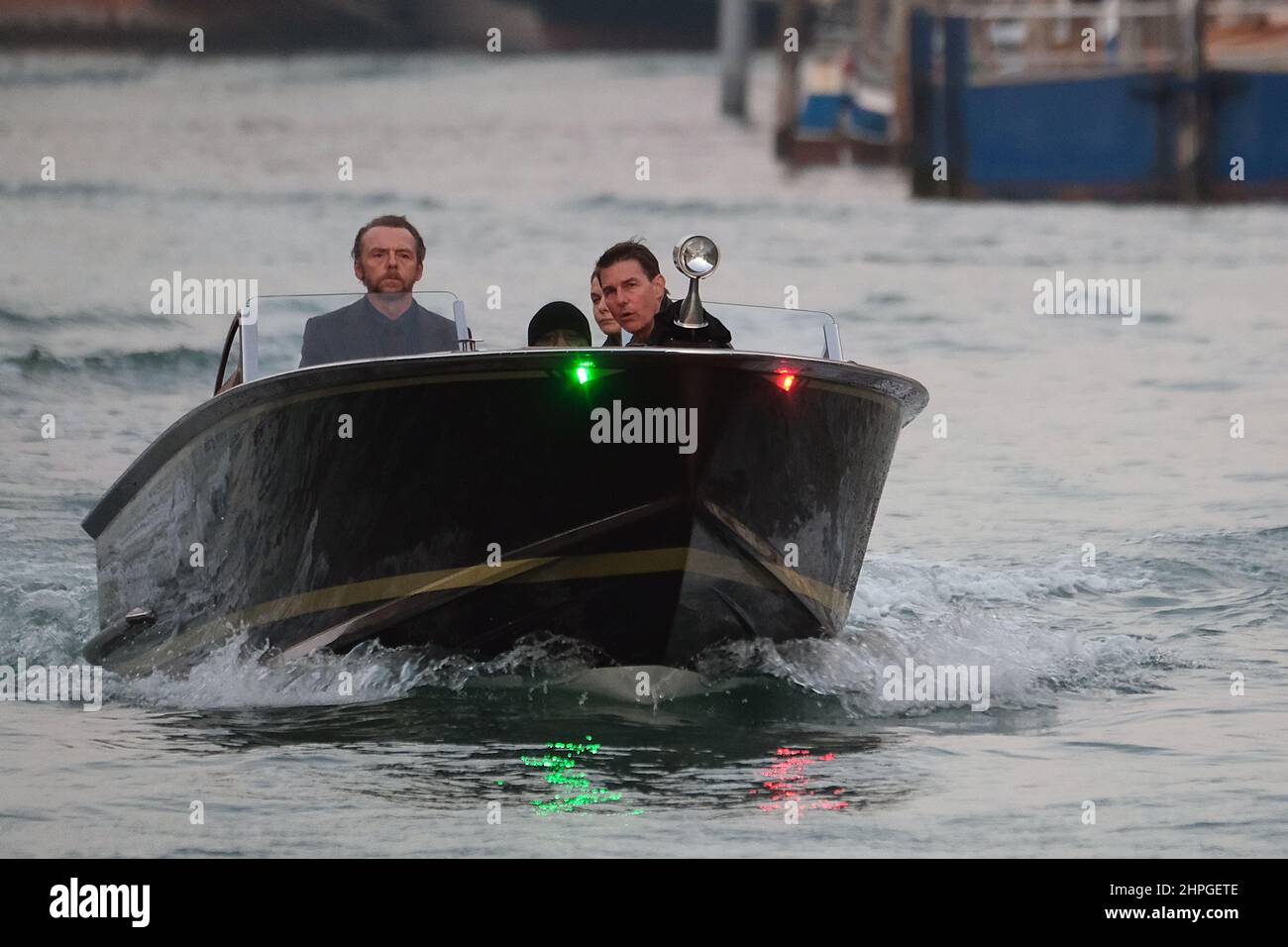 L'attore Simon Pegg, l'attrice Rebecca Ferguson e l'attore Tom Cruise durante le riprese della missione impossibile 7 a venezia Foto Stock
