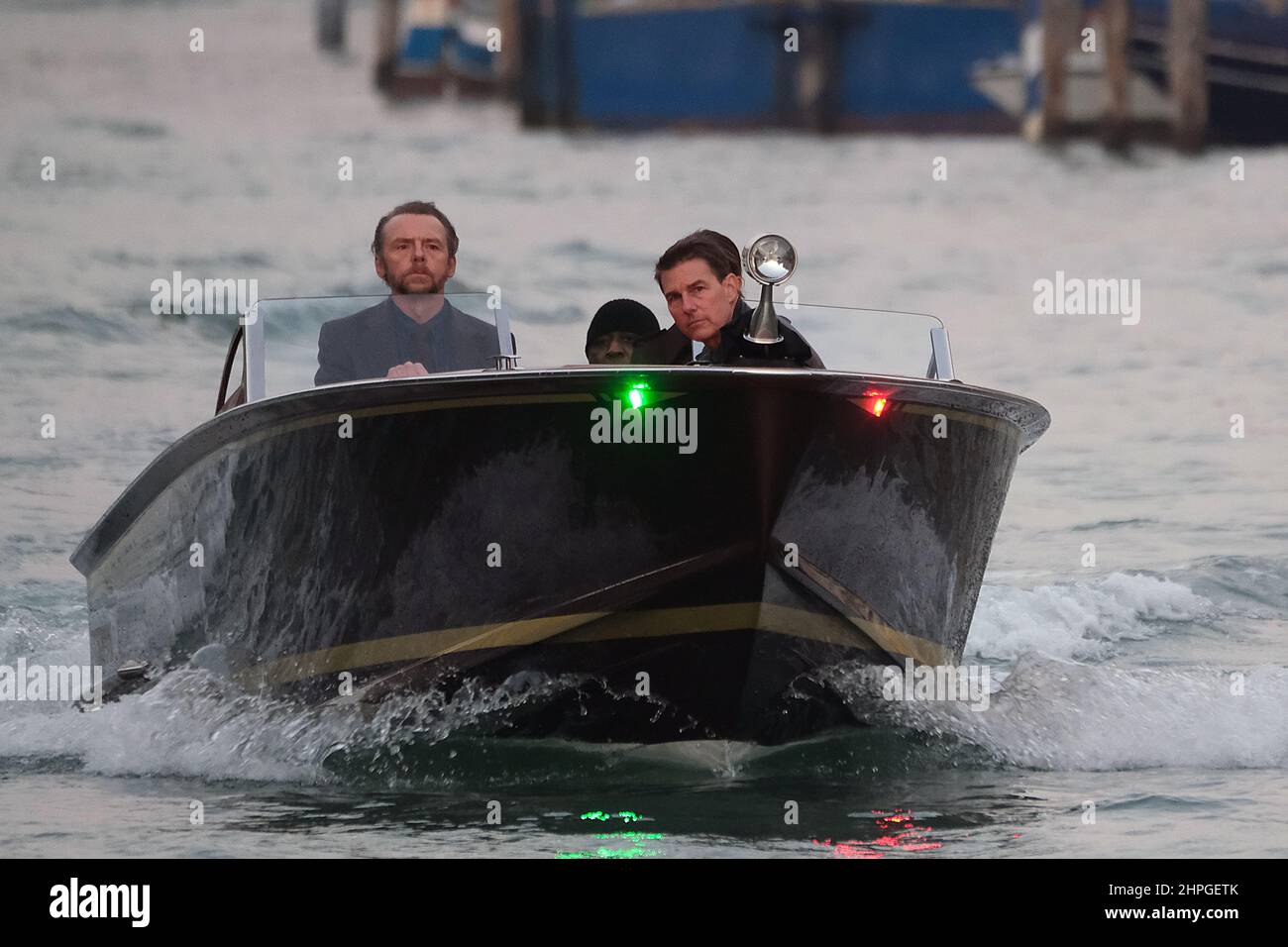 L'attore Simon Pegg, l'attrice Rebecca Ferguson e l'attore Tom Cruise durante le riprese della missione impossibile 7 a venezia Foto Stock