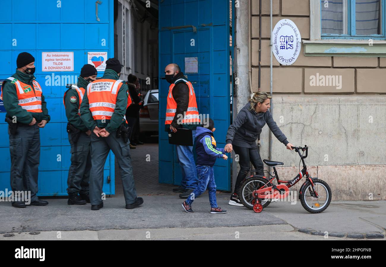 Oggi la polizia del NAV, la polizia dell'ufficio fiscale ungherese, ha inviato almeno 30 agenti al mattino presto per prendere la documentazione in un rifugio senza tetto e in un asilo per i figli dei genitori senza tetto appartenenti alla Chiesa metodista ungherese (la Chiesa della Fratellanza evangelica Ungherese (MET) è la quinta chiesa più grande dell'Ungheria). Al parroco della Chiesa, che ha 71 anni, e ad un tempo, sono state impedite le critiche delle politiche di Orbán che gestiscono il rifugio e la scuola, nonché gli altri operai, di entrare nella loro sede. L'ufficio personale del pastore fu sigillato e tutto il suo docu Foto Stock
