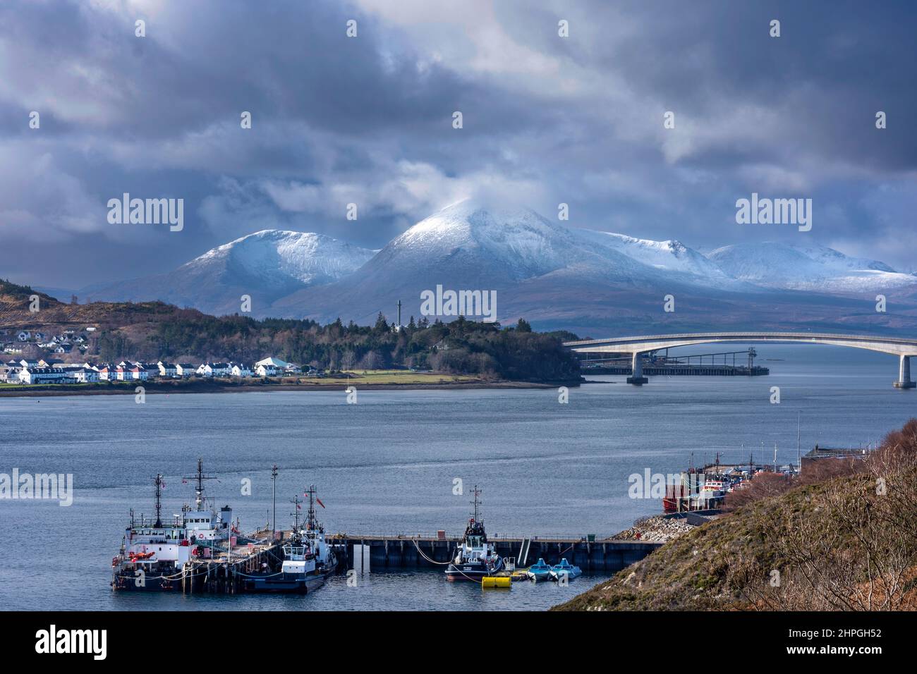 SKYE BRIDGE HIGHLAND SCOTLAND VISTA DEL PONTE SOPRA LOCH ALSH AL VILLAGGIO DI KYLEAKIN E NEVE SULLE MONTAGNE Foto Stock