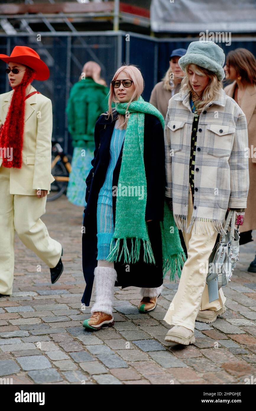Street Style, Emma Fridsell, Michelle li e Laura Tonder in arrivo alla settimana della moda di Copenaghen Autunno-Inverno 2022-2023, Danimarca, il 2nd febbraio 2022. Foto di Marie-Paola Bertrand-Hillion/ABACAPRESS.COM Foto Stock