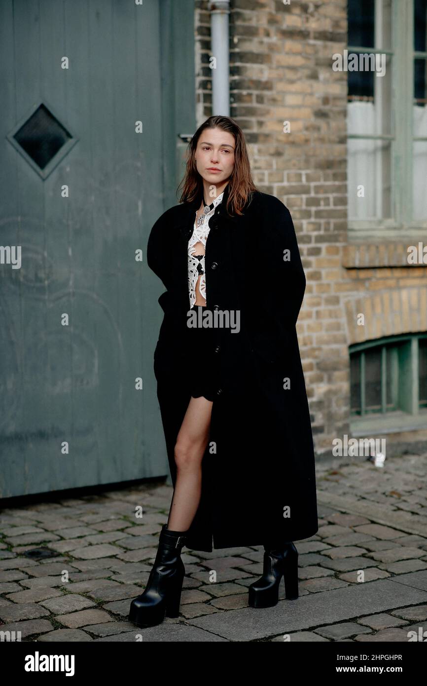 Street Style, Sophia Roe arrivo alla settimana della moda di Copenaghen Autunno-Inverno 2022-2023, Danimarca, il 2nd febbraio 2022. Foto di Marie-Paola Bertrand-Hillion/ABACAPRESS.COM Foto Stock
