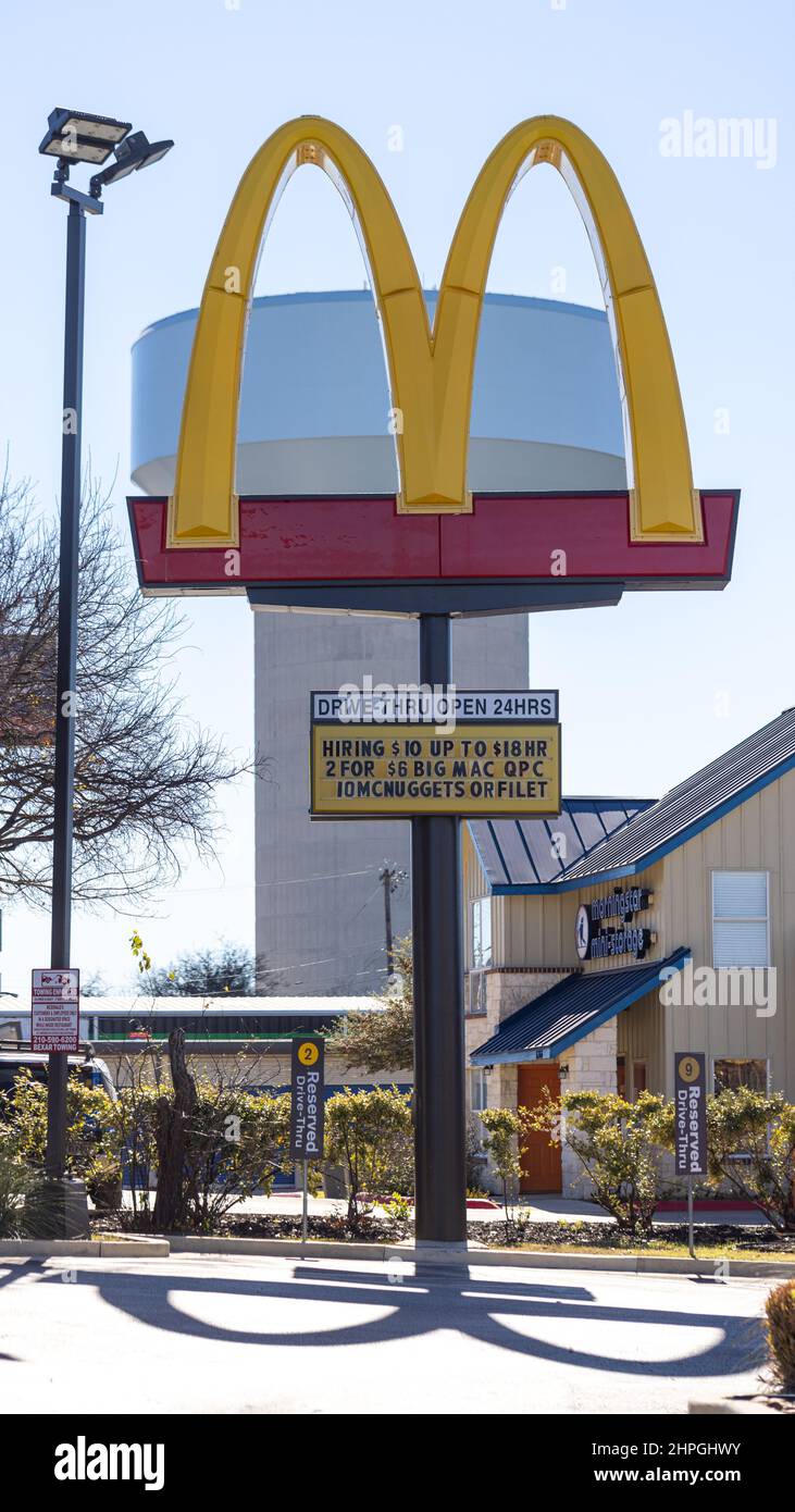 SAN ANTONIO, TEXAS - 01.29.2022 - McDonald's Logo con interessante ombra. Catena di fast food con messaggio di assunzione e menu pubblicitari in una giornata di sole. Foto Stock