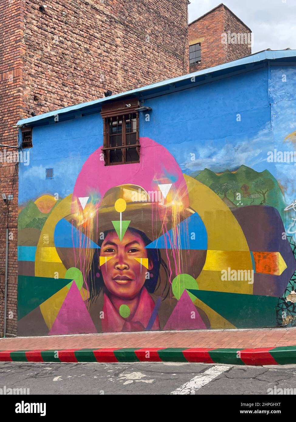 Street art (graffiti) a Bogotà, Colombia, America. Bogotà ha numerosi murales colorati, che raccontano storie di importanza politica e sociale. Foto Stock